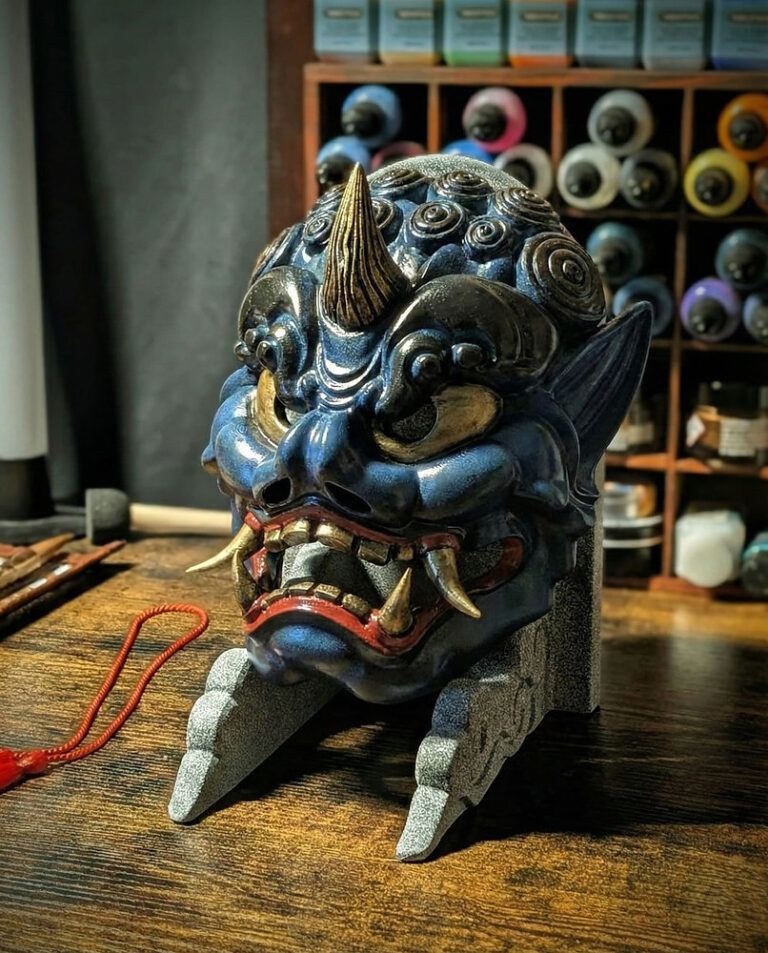 Ao-Oni : le gardien silencieux et le bleu spectral, masque japonais fait main Dai Yokai en Bretagne