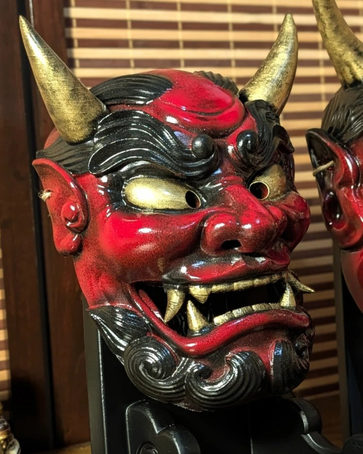Aka-Oni : le conte de l'Oni qui pleure et le rouge, masque japonais fait main Dai Yokai en Bretagne