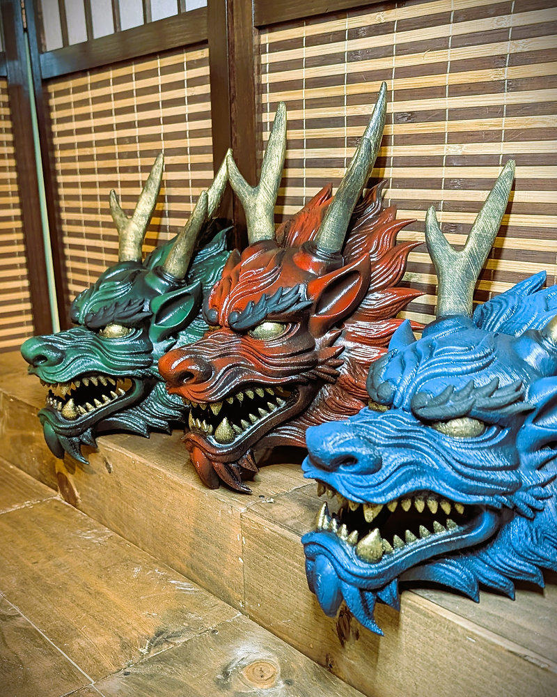 Dragon japonais Ryū, couleurs Ao-ryu et Aka-ryu, folklore japonais et masque fait main en Bretagne