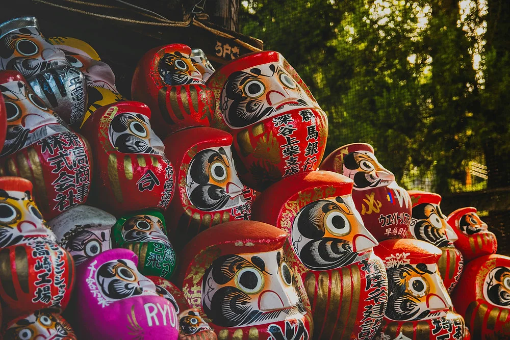 Daruma : signification, couleurs et rituel des yeux