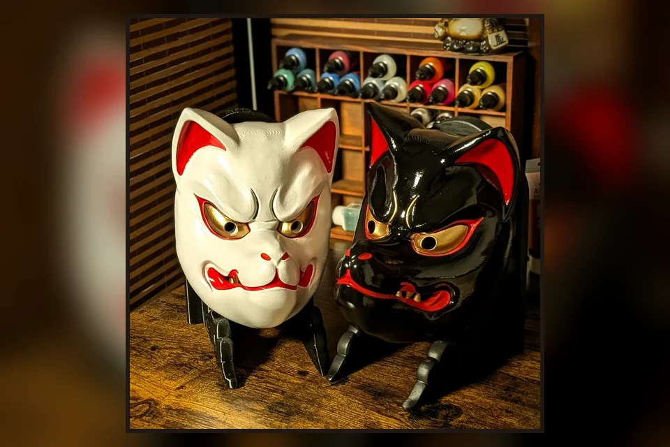 Duo di maschere Kitsune nera e bianca, volpi ispirate al folklore giapponese