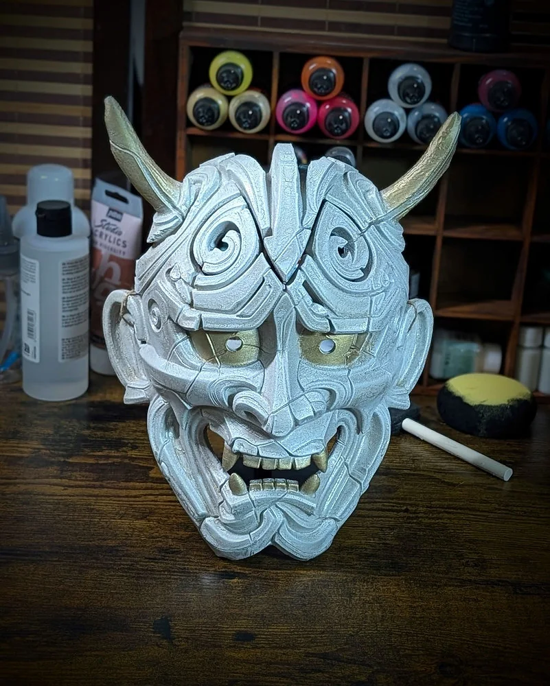 Kintsugi : l'art de la réparation dorée et le masque Hannya craquelé
