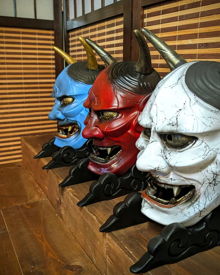 Masque Hannya japonais fait main Dai Yokai en Bretagne, figure du théâtre Nô et du folklore japonais