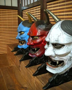 Masque Hannya japonais fait main Dai Yokai en Bretagne, figure du théâtre Nô et du folklore japonais