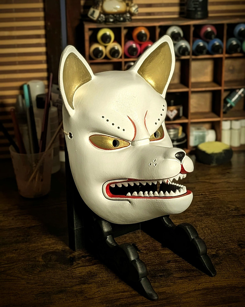 Masque Kitsune blanc : le renard sacré Byakko, masque japonais fait main Dai Yokai en Bretagne