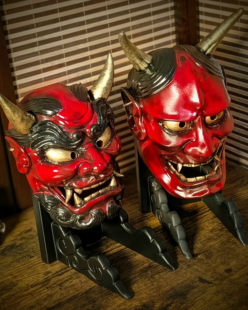 Masque Oni japonais fait main Dai Yokai en Bretagne, démon du folklore japonais