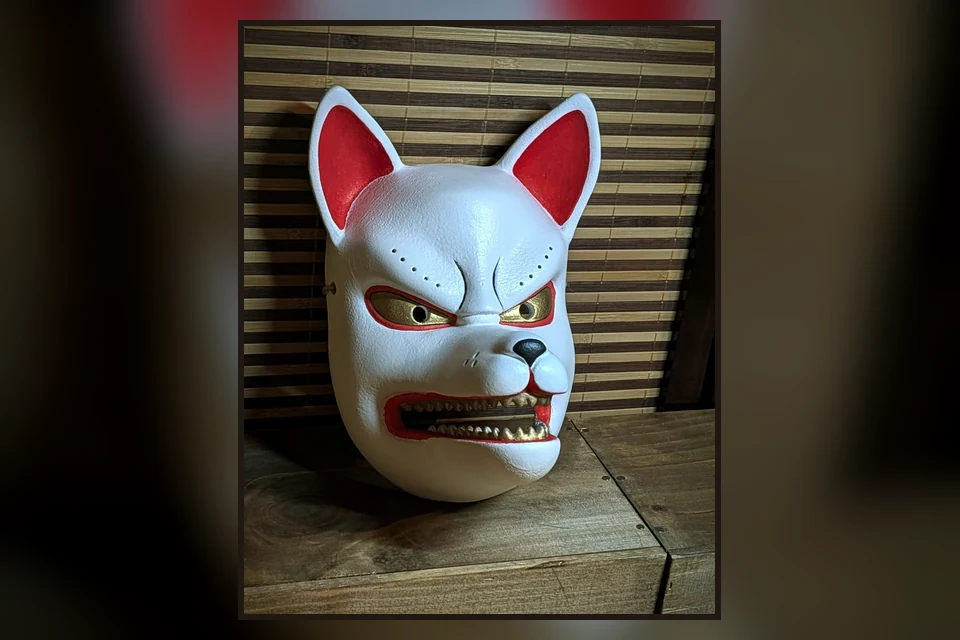 Maschera Kitsune bianca e rossa ispirata alla volpe messaggera di Inari