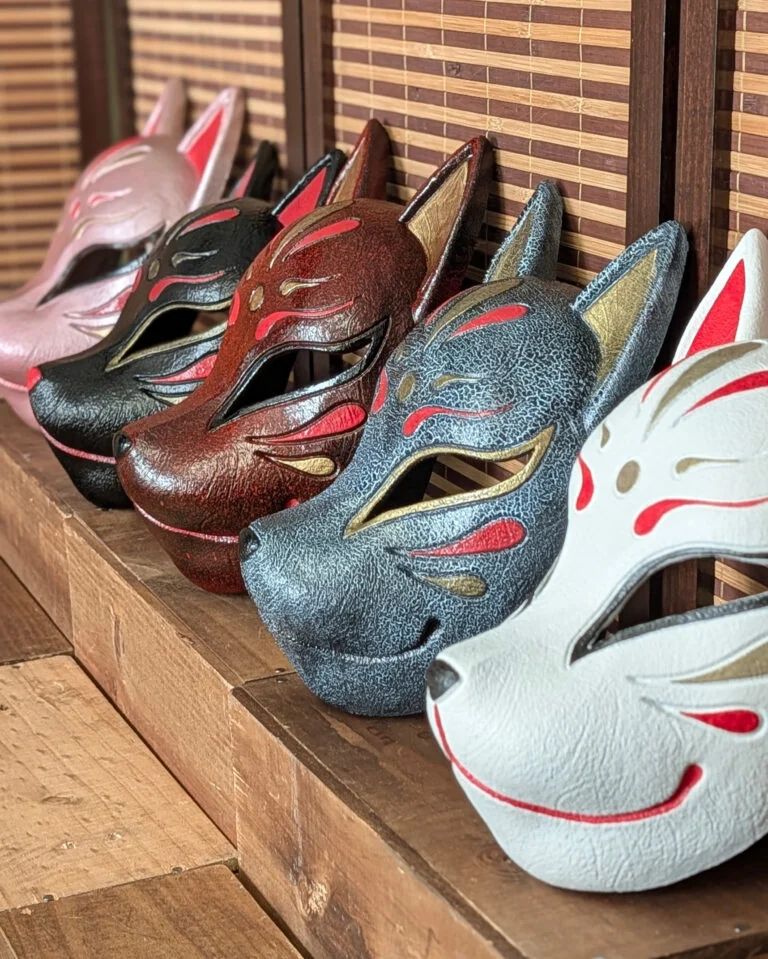 Masque Kitsune japonais fait main Dai Yokai en Bretagne, renard yokai du folklore japonais