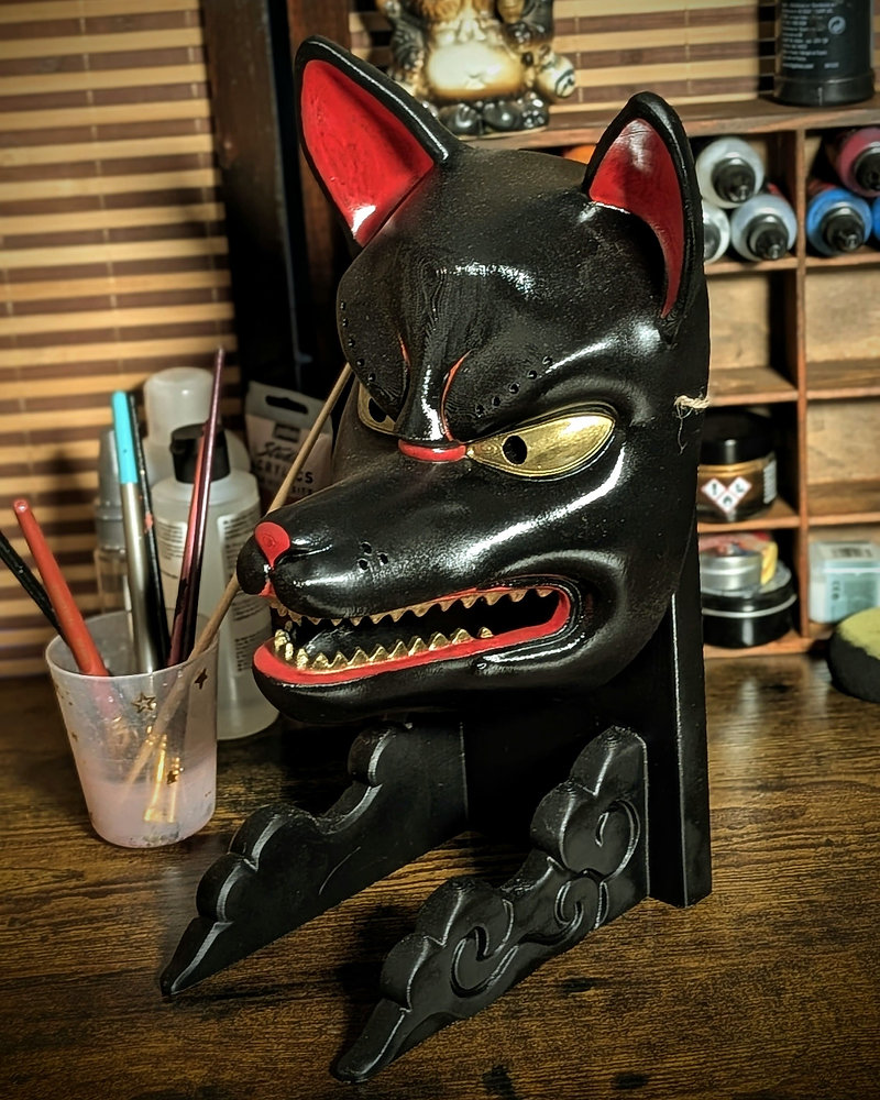 Masque Kitsune noir : le Genko, renard des étoiles, masque japonais fait main Dai Yokai en Bretagne