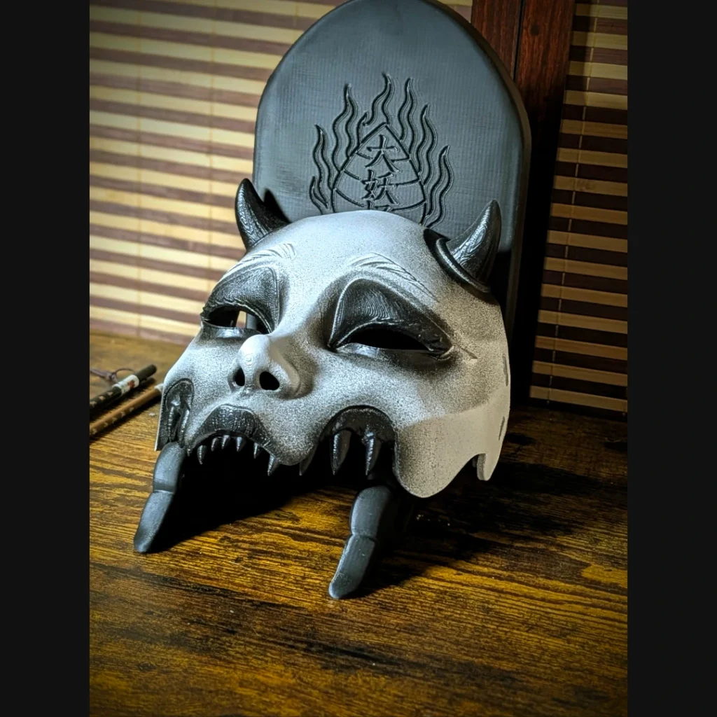 Demi-masque Kuchisake blanc mempo japonais, cornes noires et dentition saillante, PETG peint main Dai Yokai