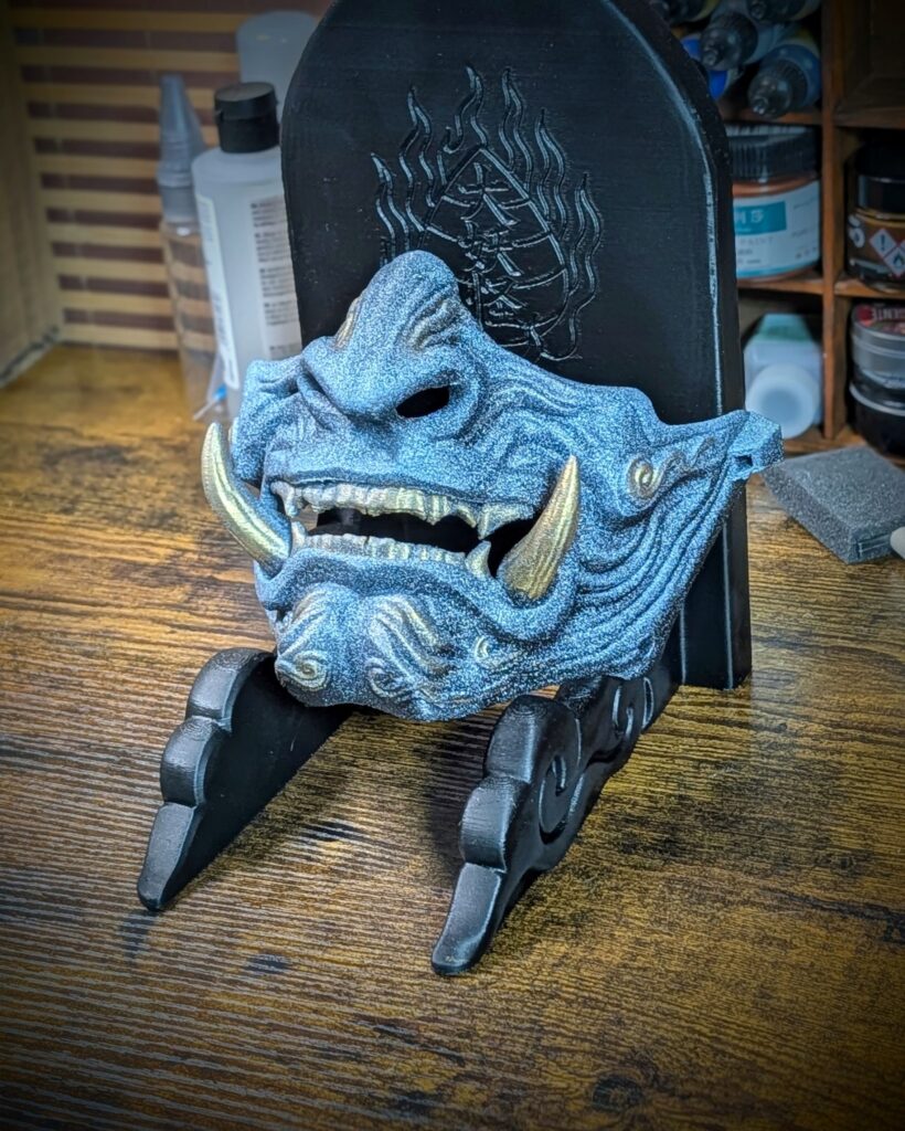 Demi-masque Mempo Oni bleu métal PETG crocs peint main Dai Yokai samouraï Bretagne