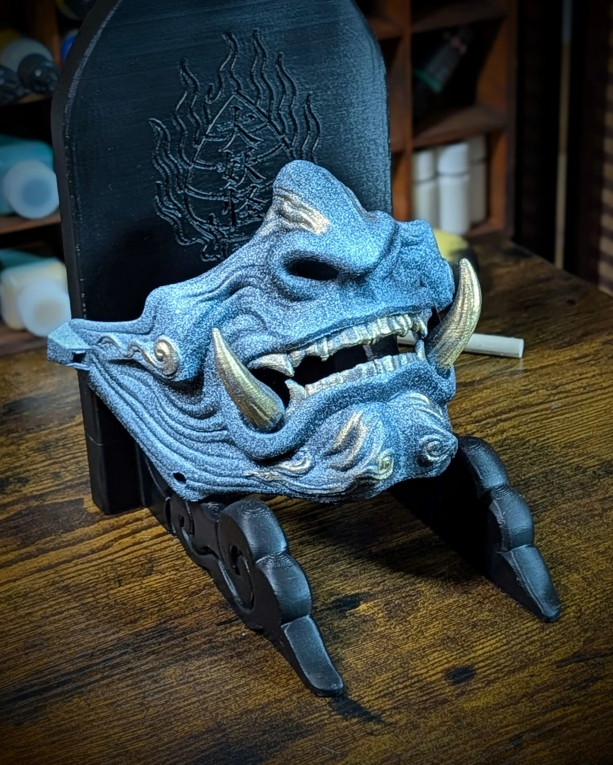 Demi-masque Mempo Oni Ao bleu vu de face, création Dai Yokai en PETG.