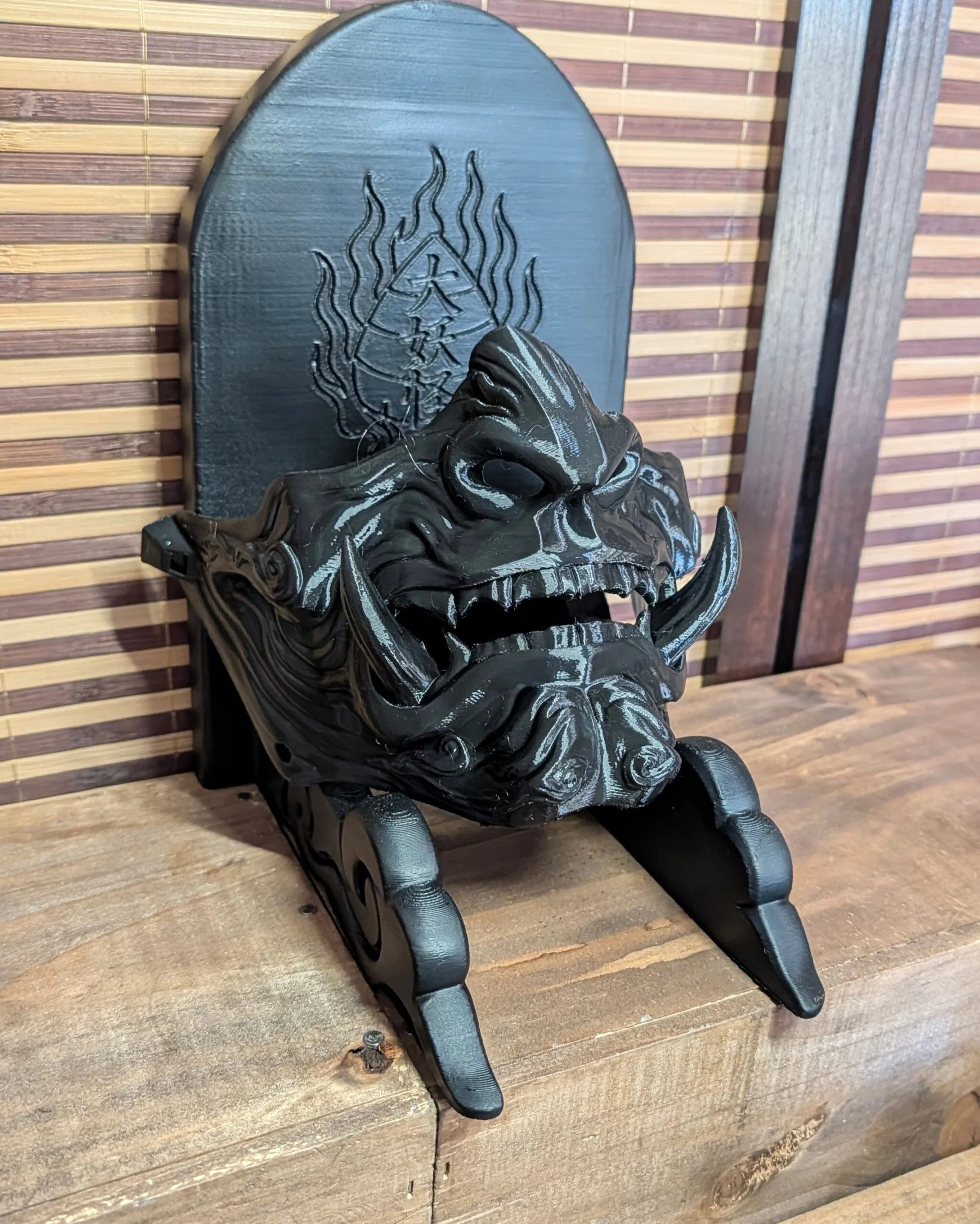 Demi-masque Mempo Oni Kuro noir, détail des dents et des volumes.