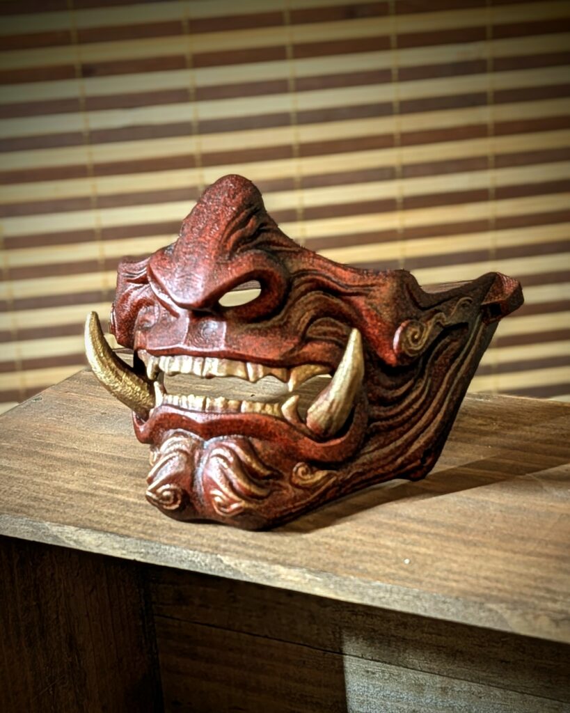 Demi-masque Mempo Oni rouge PETG crocs dorés peint main Dai Yokai samouraï Bretagne