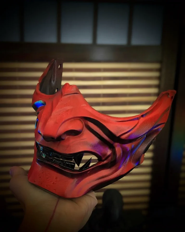 Demi-masque Mempo samourai rouge en PETG peint a la main, vue trois quarts