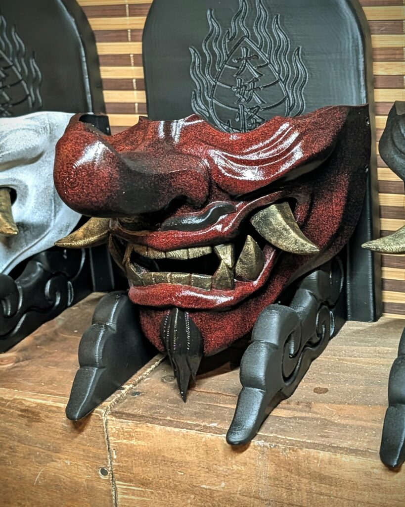 Demi-masque Mempo Tengu rouge vue de face, créé par Dai Yokai en Bretagne