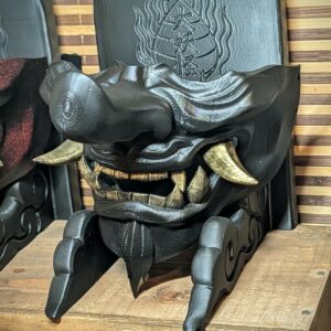 Demi-Masque Mempo Tengu Noir, demi-masque japonais fait main par Dai Yokai