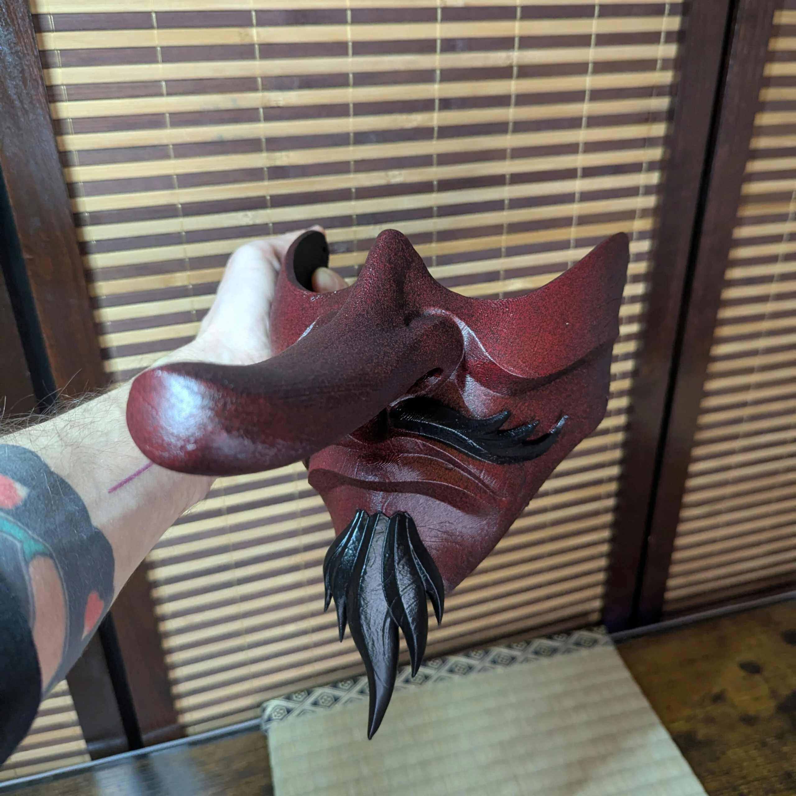 Demi-Masque Tengu, demi-masque japonais fait main par Dai Yokai, vue produit 2
