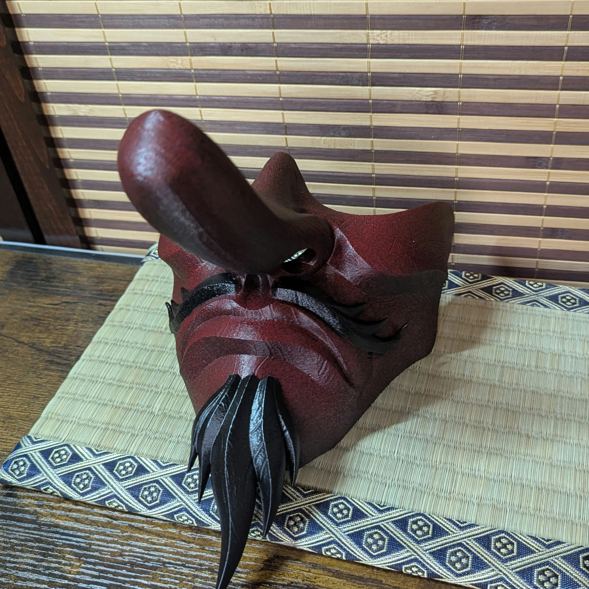 Demi-Masque Tengu, demi-masque japonais fait main par Dai Yokai, vue produit 4