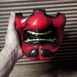 Demi-masque Tengu traditionnel rouge en PETG peint à la main, vue de face