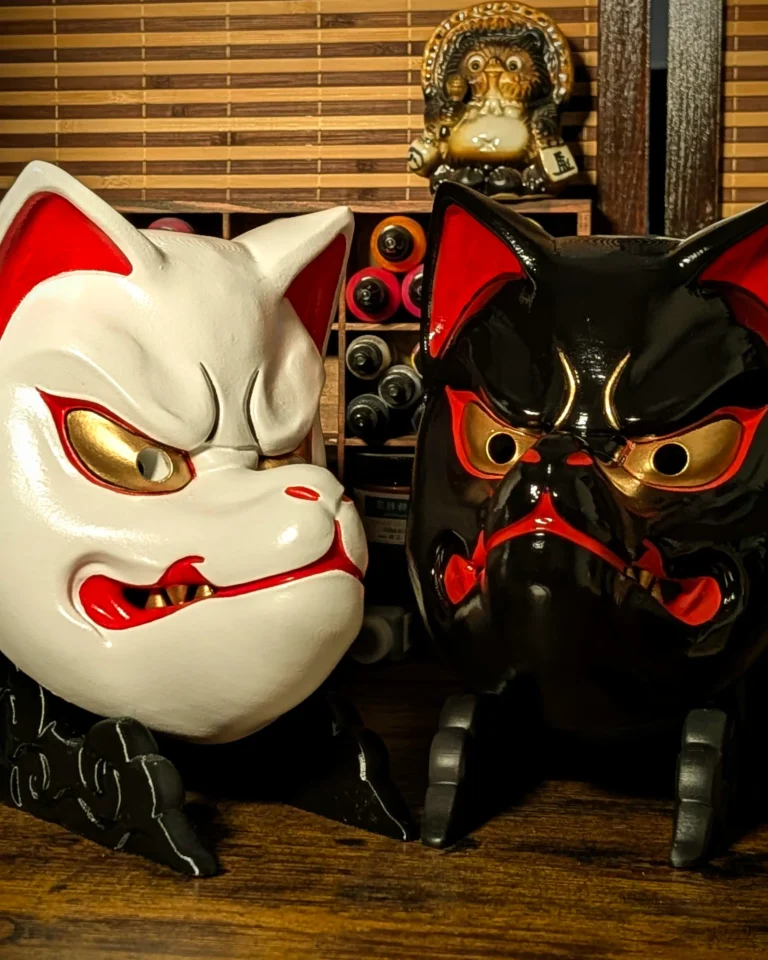Duo masques Kitsune blanc Zenko et noir Nogitsune, masques japonais traditionnels peints à la main