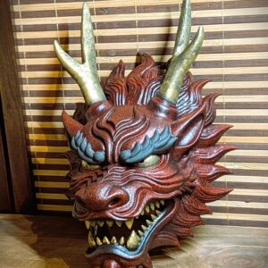 Masque dragon japonais Aka-ryu rouge peint à la main en Bretagne par Dai Yokai
