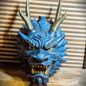 Masque dragon japonais Ao-ryu bleu peint à la main en Bretagne par Dai Yokai