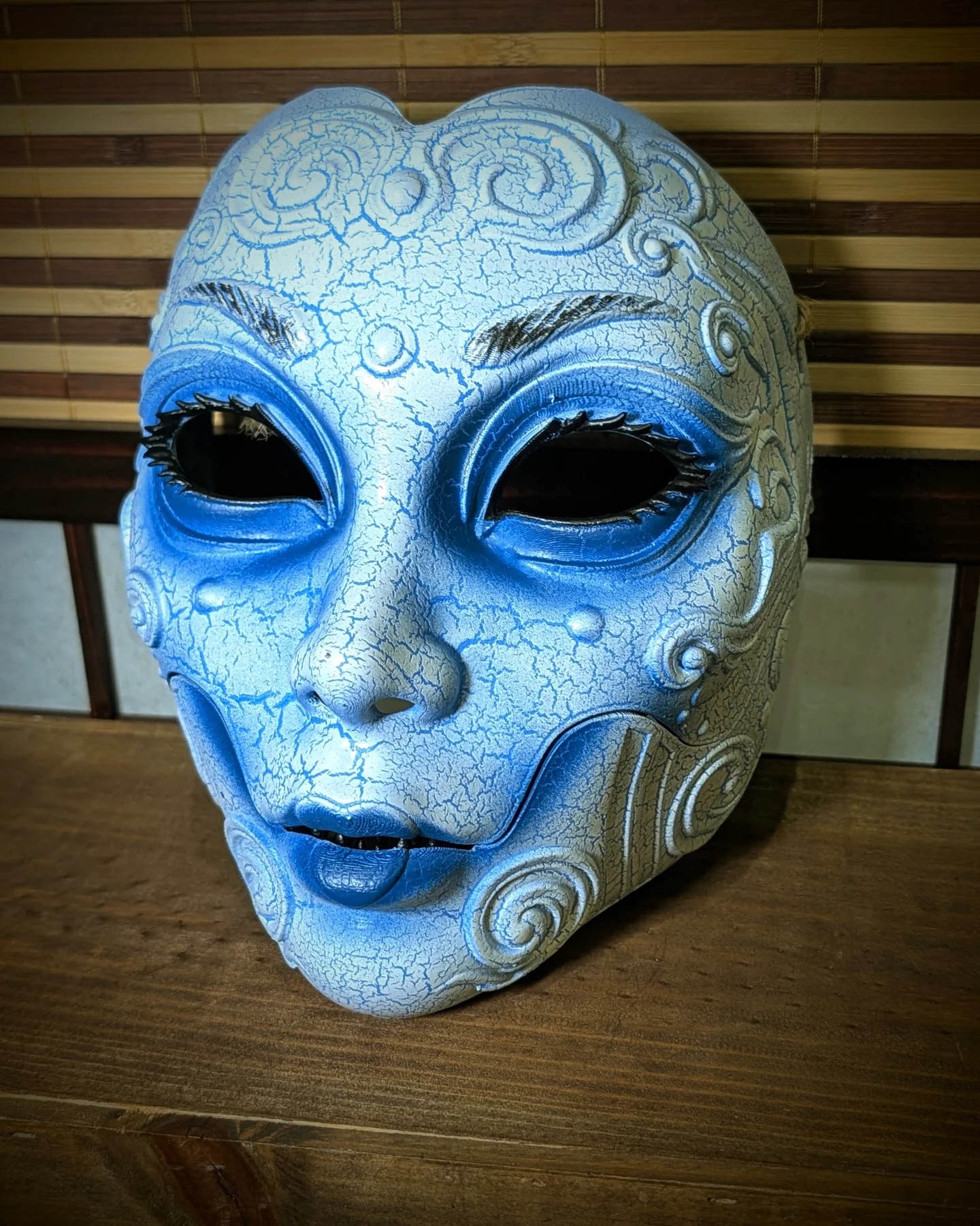 Masque Geisha version Yuki-onna bleu en vue trois quarts