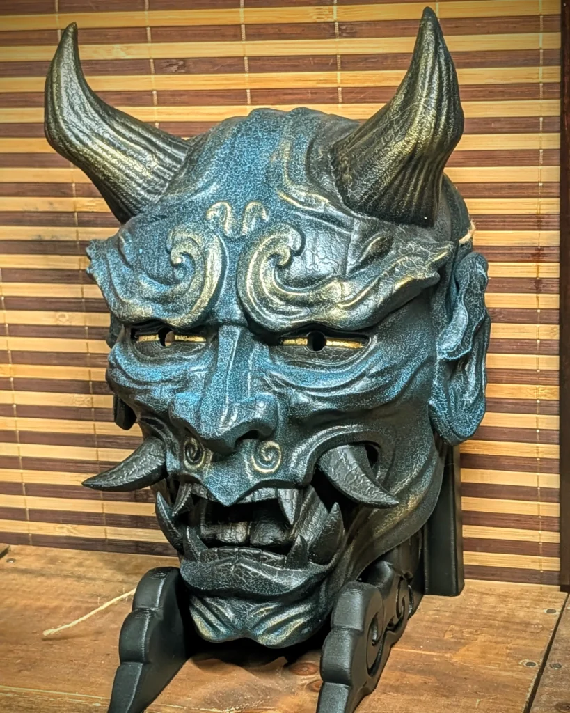 Masque Hannya bleu et or PETG dorures cornes dents yeux peint main Dai Yokai Bretagne
