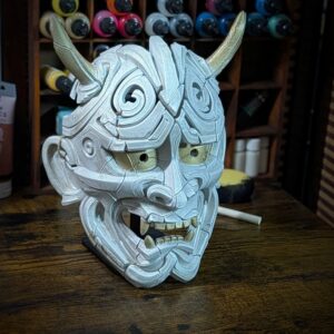 Masque Hannya Kezurata blanc et or craquelé inspiré du kintsugi, peinture faite main en Bretagne par Dai Yokai