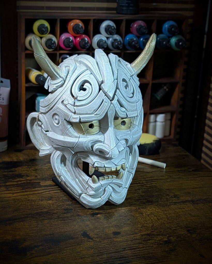 Masque Hannya Kezurata blanc craquelé or PETG texture ciselée peint main Dai Yokai Bretagne