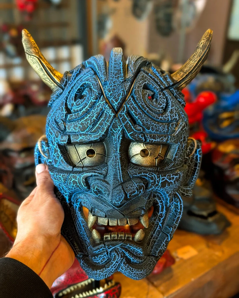 Blue Hannya Kezurata Mask, L’Entre-Deux