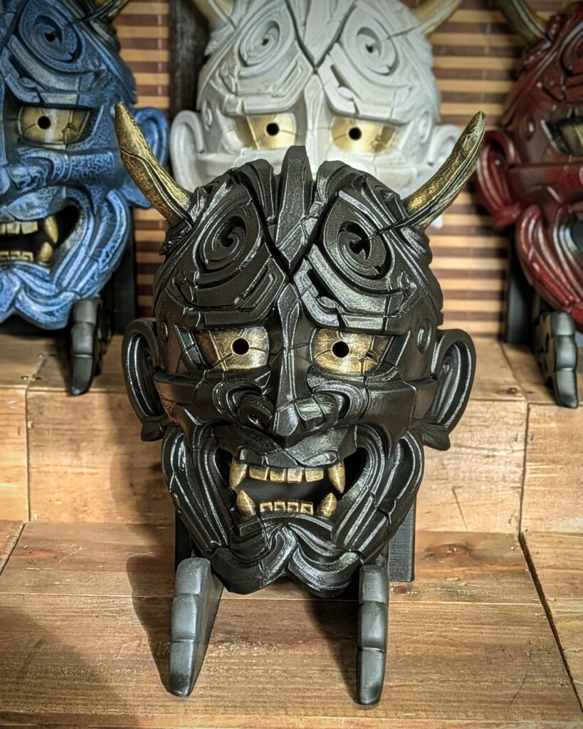 Masque Hannya Kezurata noir texturé ciselé PETG yeux dorés peint main Dai Yokai Bretagne