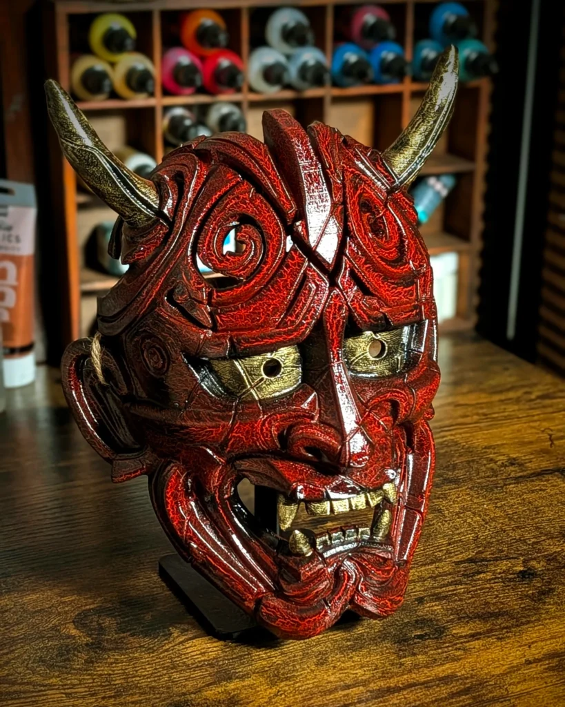 Masque Hannya Kezurata rouge texturé ciselé PETG yeux dorés peint main Dai Yokai Bretagne