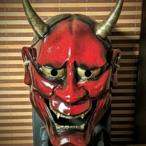 Masque Hannya moderne rouge brillant avec cornes dorées, peint à la main par Dai Yokai
