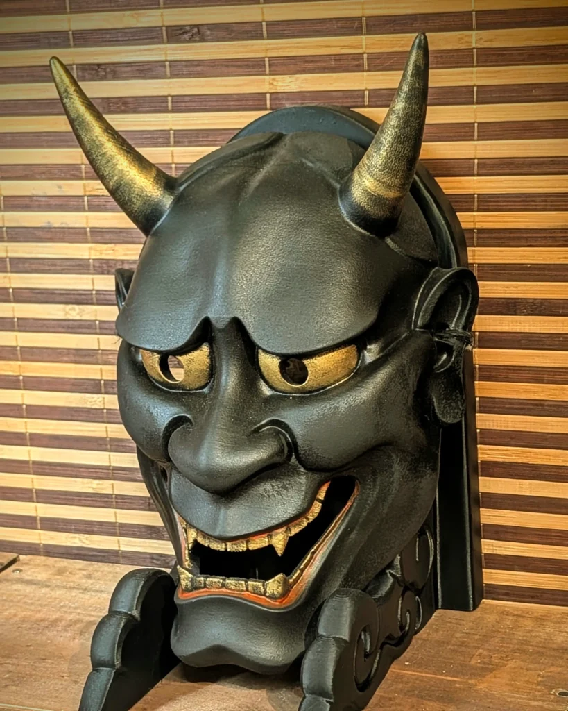 Masque Hannya noir mat cornes yeux dents dorés PETG peint main Dai Yokai Bretagne