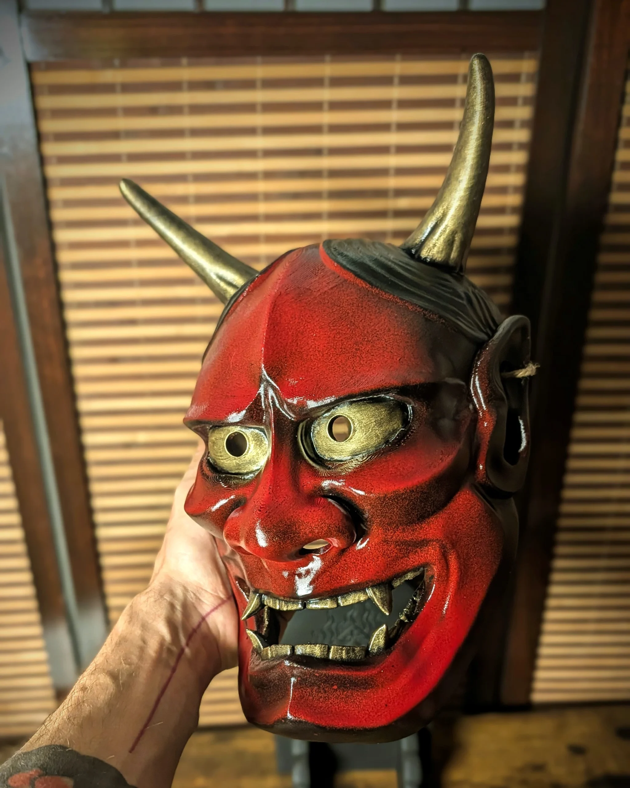 masque Hannya rouge détail éclairage dramatique finition acrylique Dai Yokai