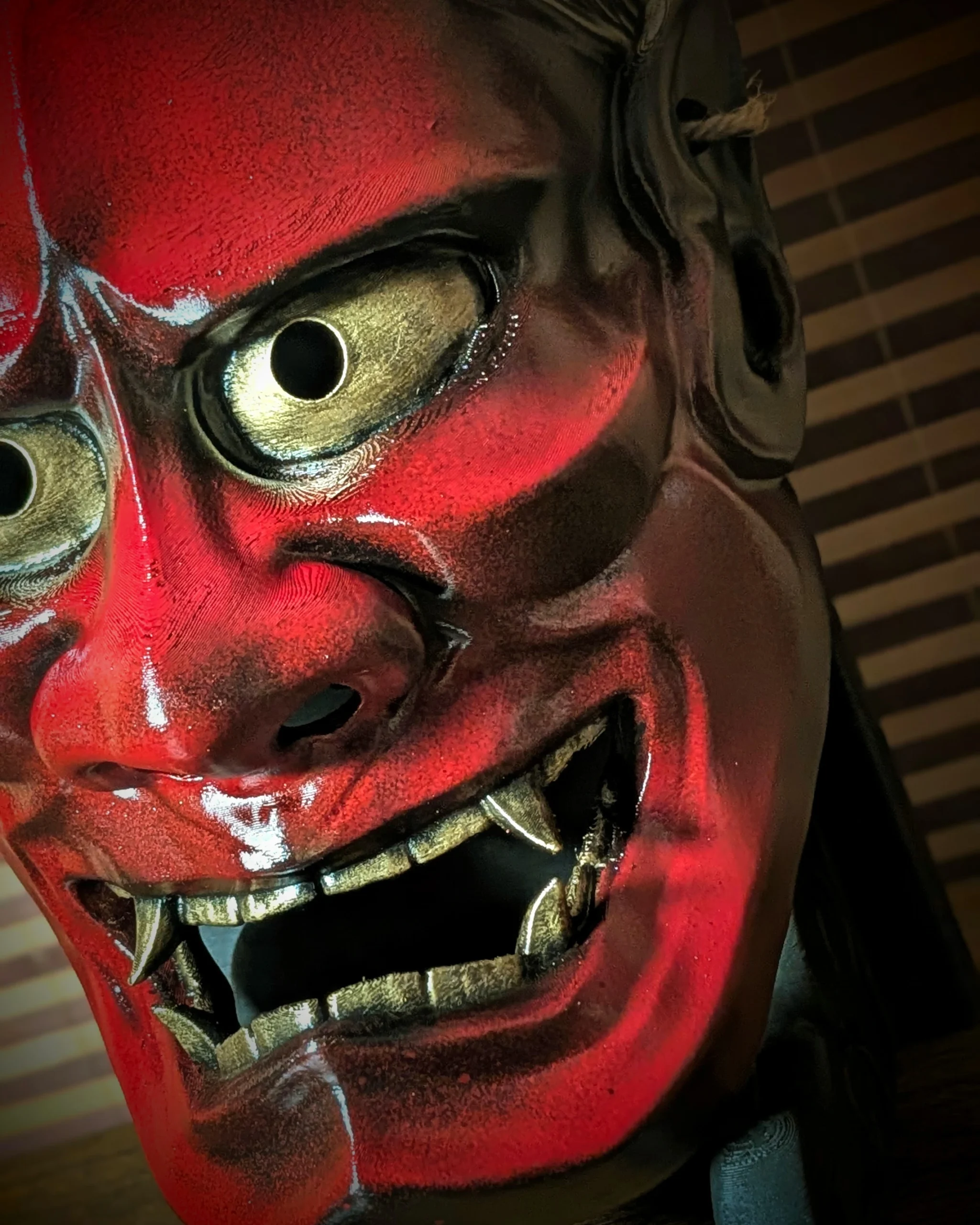 masque Hannya rouge closeup yeux or dents impression 3D peint main