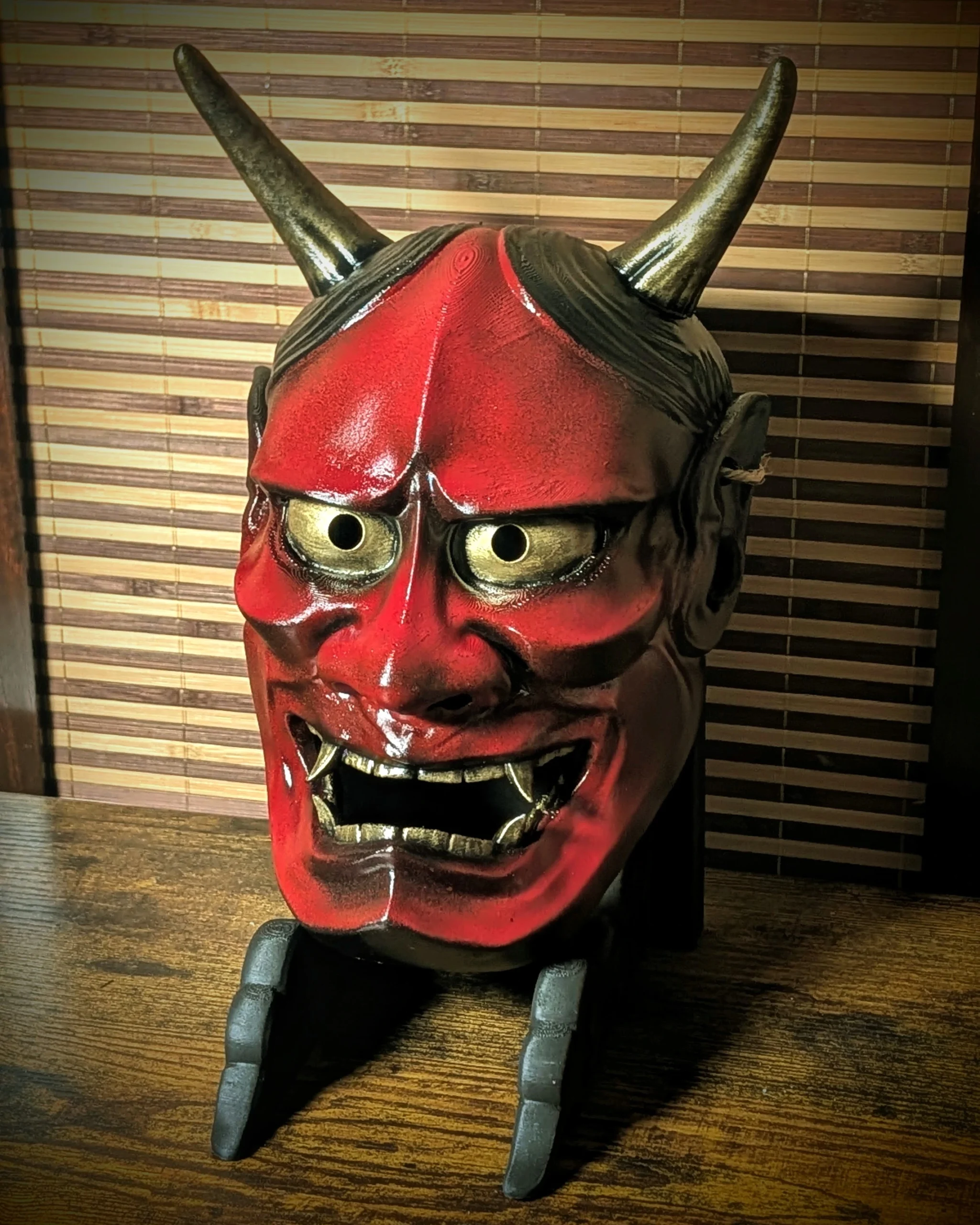 masque Hannya rouge traditionnel 3/4 sur stand bois Dai Yokai