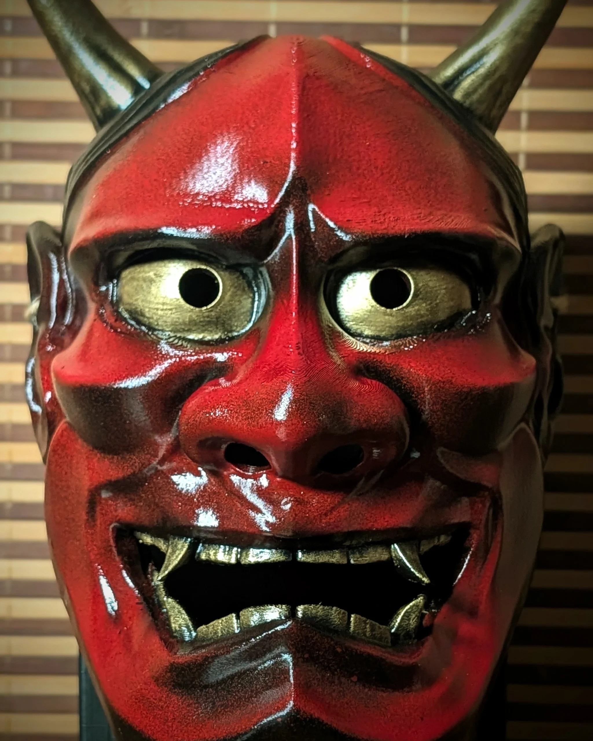 masque Hannya rouge traditionnel face cornes or yeux dorés Dai Yokai