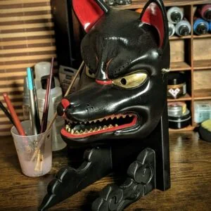 Masque Kitsune noir Nogitsune traditionnel, renard japonais sauvage, peint à la main en Bretagne