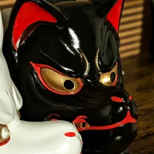 Masque Kitsune noir traditionnel issu du duo Zenko et Nogitsune, peint à la main en Bretagne.