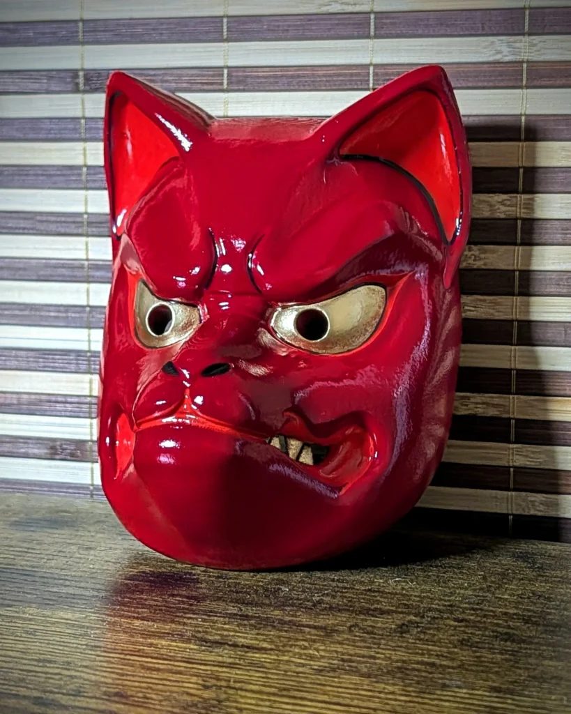 Masque Kitsune rouge traditionnel laqué PETG yeux et dents dorés peint main Dai Yokai Bretagne