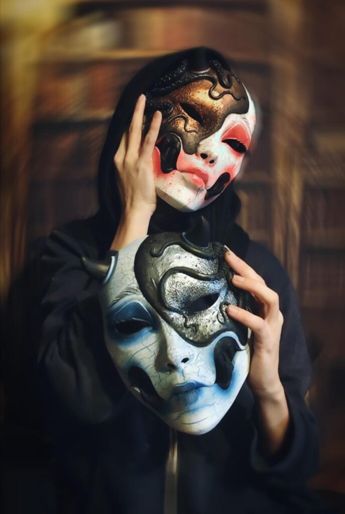 Masque Kuchisake x Tentacules porté - collaboration Melissa Adopte ton Poulpe, masque japonais fait main peint à la main