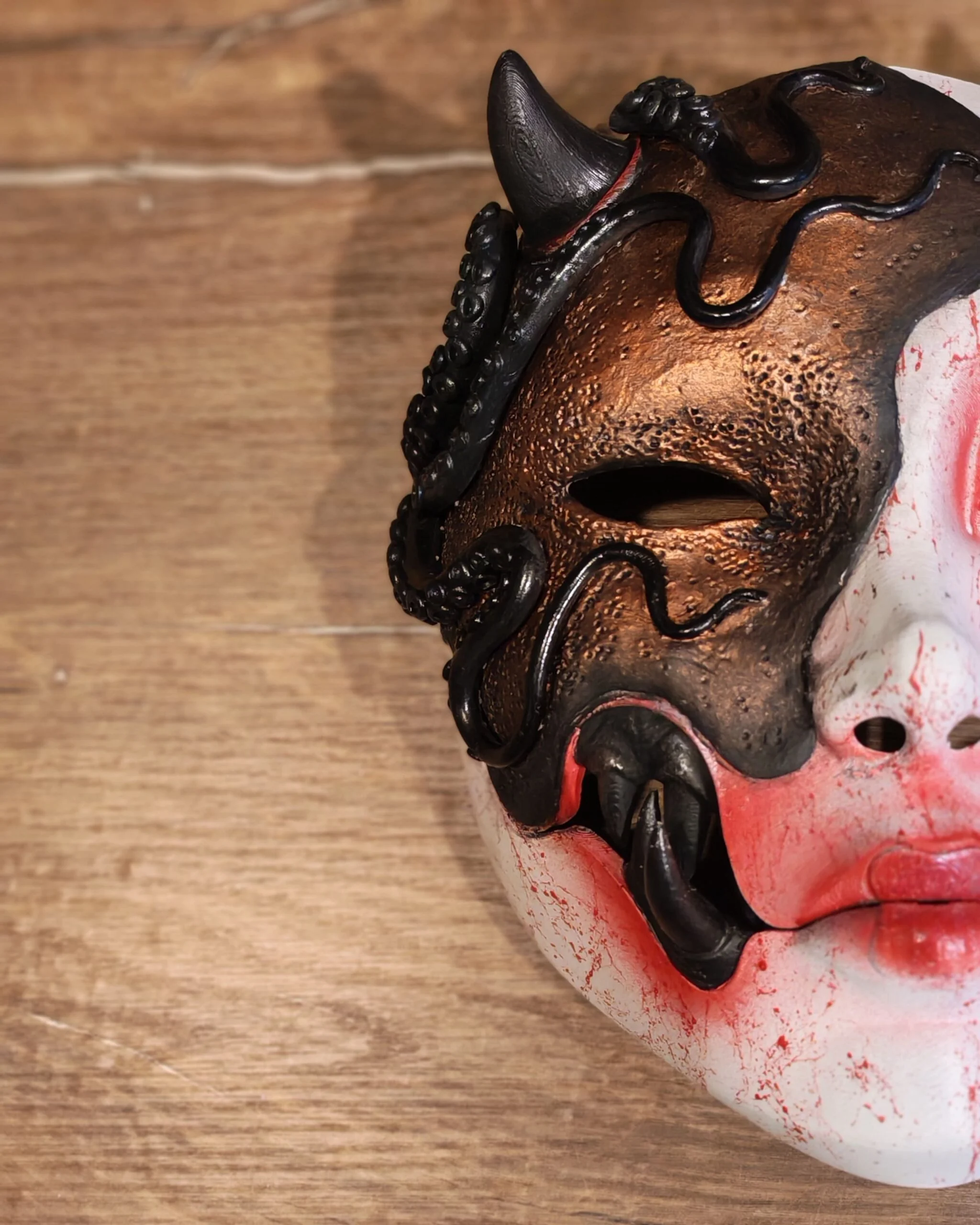 Masque Kuchisake x Adopte ton Poulpe Collab, masque japonais fait main par Dai Yokai, vue produit 2