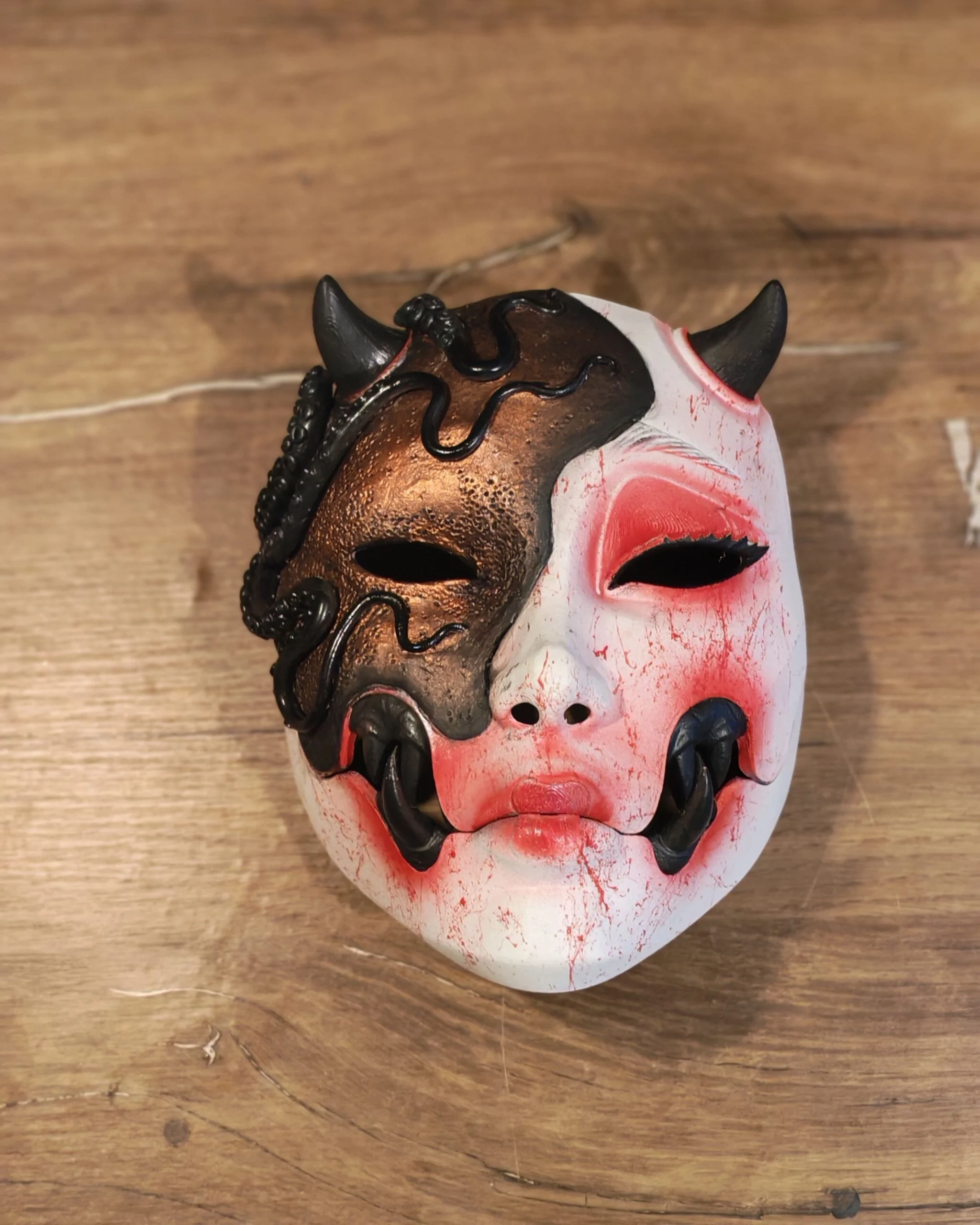 Masque Kuchisake x Adopte ton Poulpe Collab, masque japonais fait main par Dai Yokai, vue produit 6