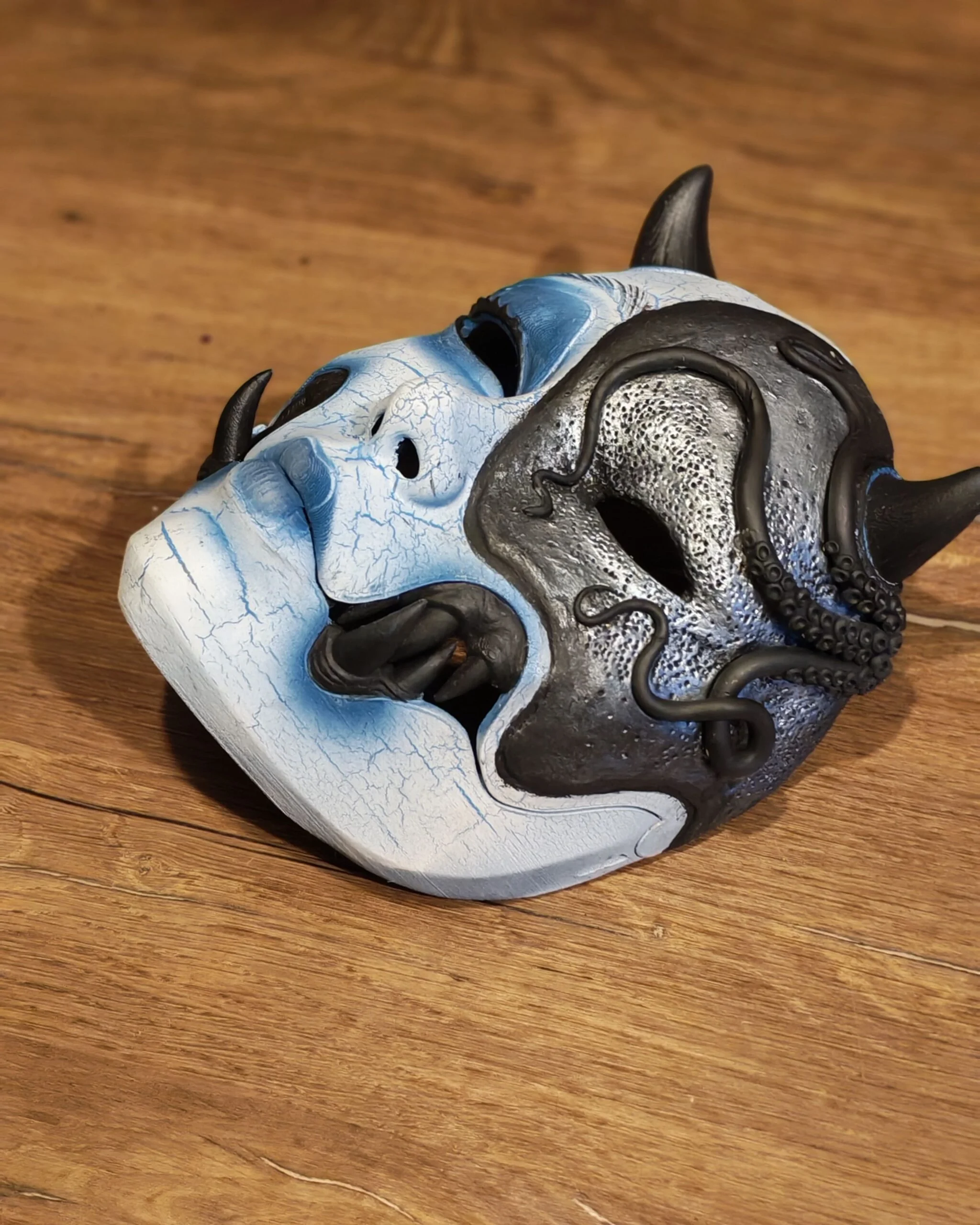 Masque Kuchisake x Adopte ton Poulpe Collab, masque japonais fait main par Dai Yokai, vue produit 8