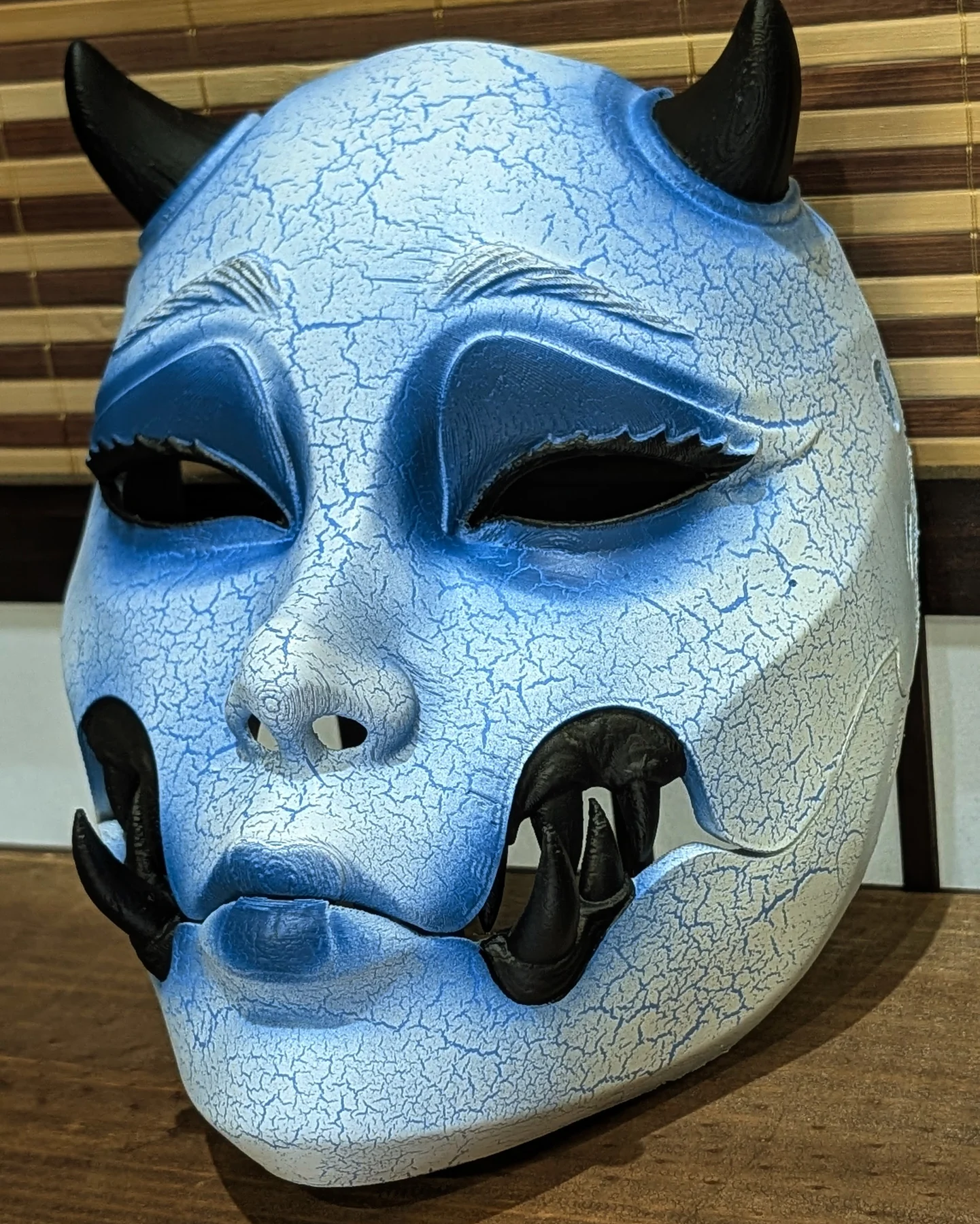 Masque Kuchisake version Yuki-onna bleu en vue trois quarts