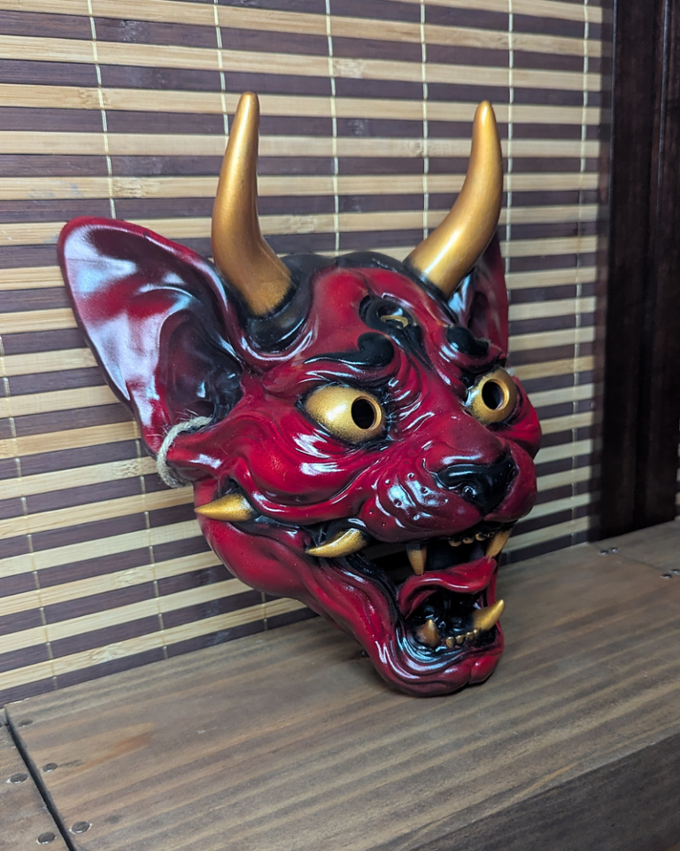 Masque Neko Hannya : le chat démon en demi-masque, masque japonais fait main Dai Yokai en Bretagne