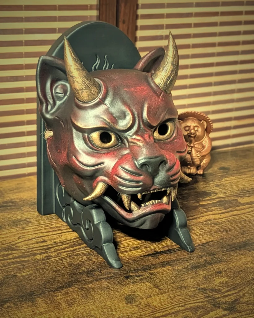 Masque Nekomata chat démon japonais PETG bordeaux rouge or cornes peint main Dai Yokai Bretagne